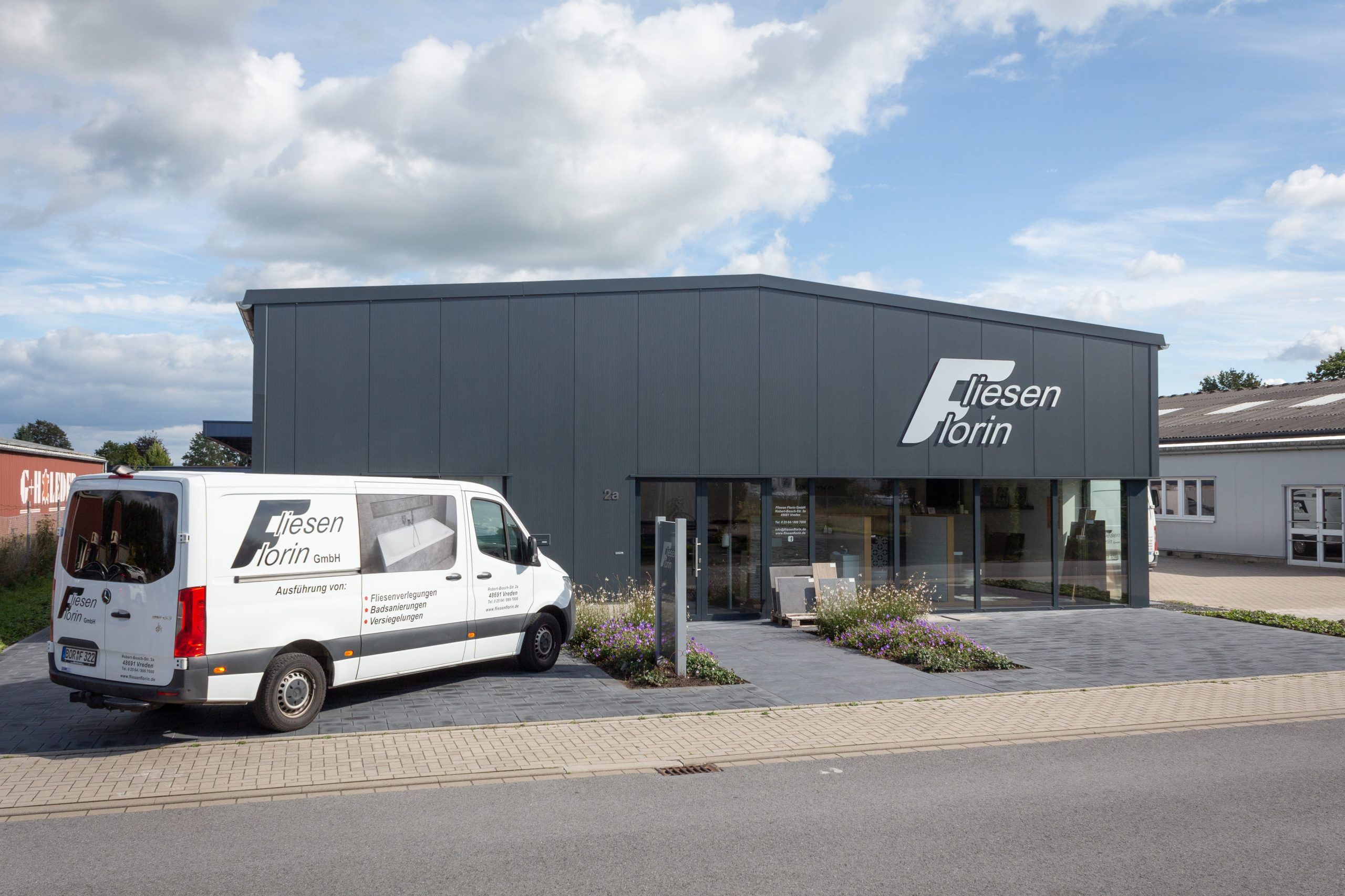 Fliesen Florin Hauptgebäude: Ansicht von vorne.